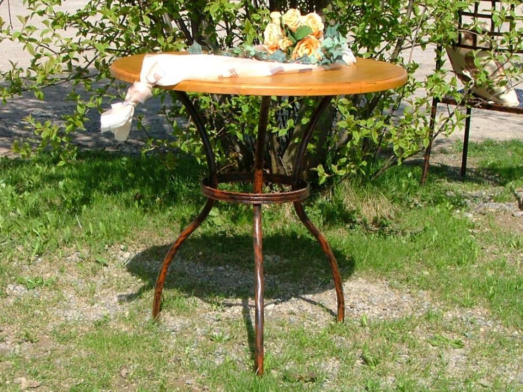Gartenmöbel aus Metall, Gartenstuhl und Gartentisch