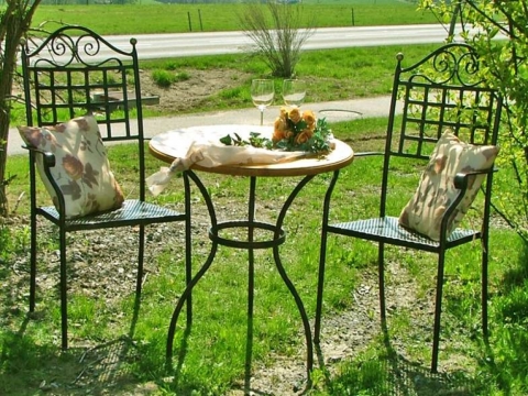 Gartenmöbel aus Metall, Gartenstuhl und Gartentisch